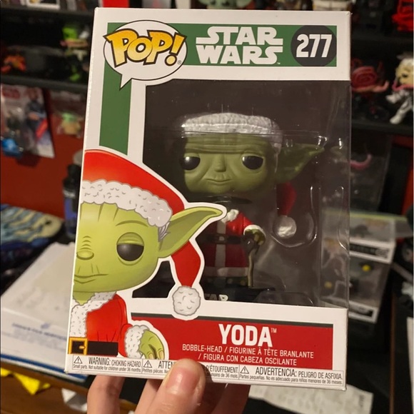 Funko Pop Star Wars: Holiday - Santa Yoda #277 - Picture 3 of 6